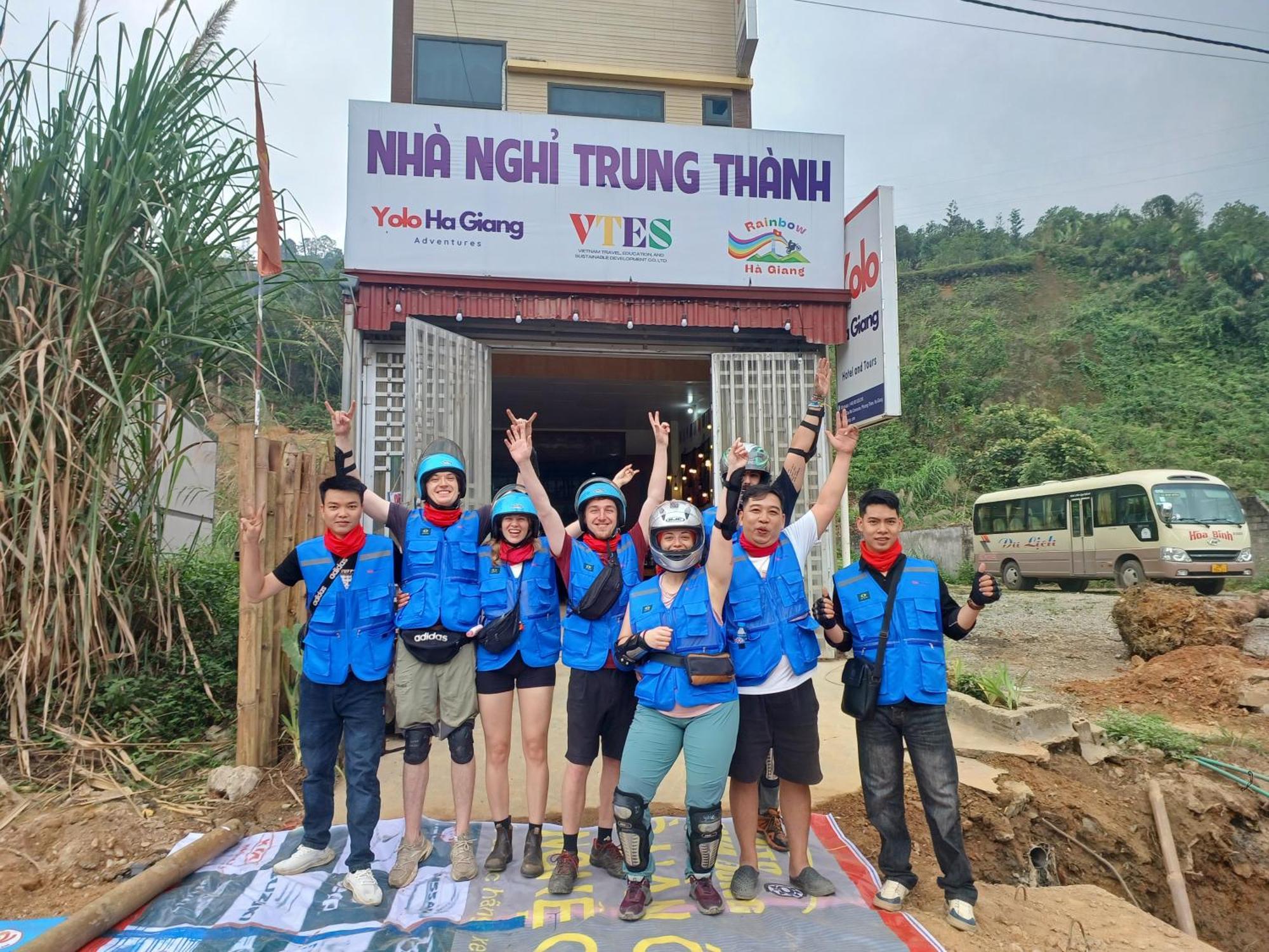 Yolo Ha Giang Adventures, Motorbike And Loop Tours Hotel Exterior foto