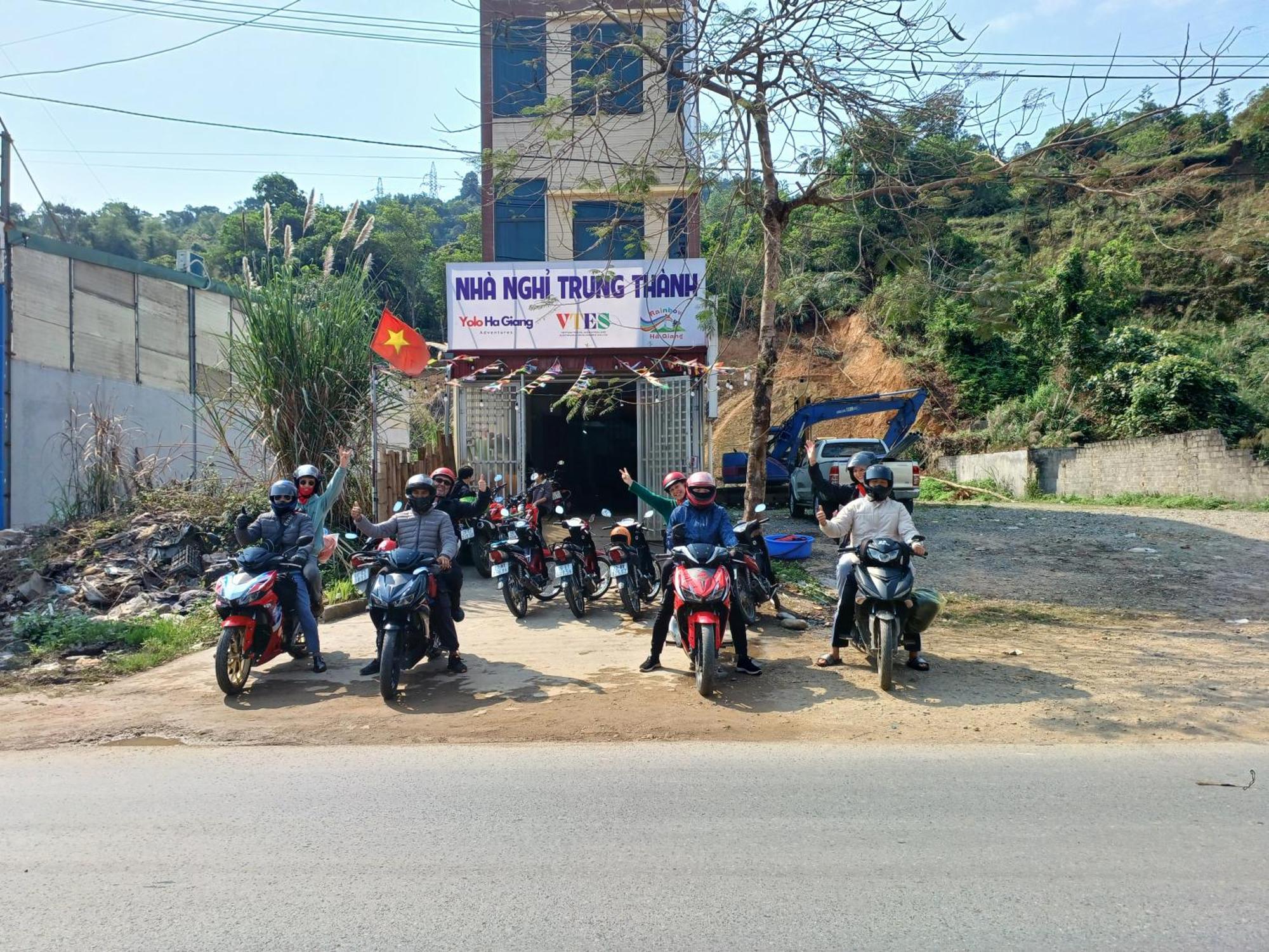 Yolo Ha Giang Adventures, Motorbike And Loop Tours Hotel Exterior foto