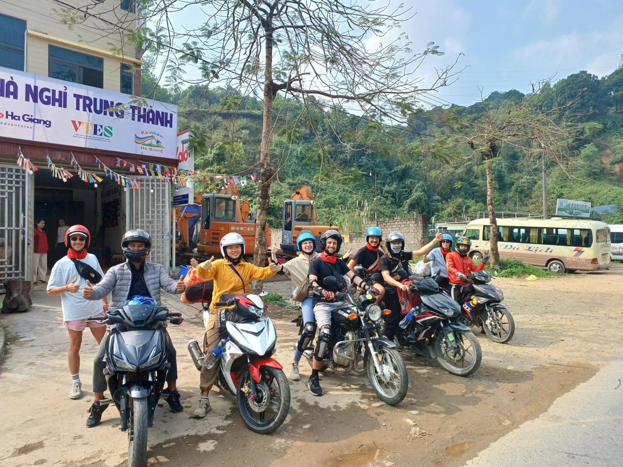 Yolo Ha Giang Adventures, Motorbike And Loop Tours Hotel Exterior foto