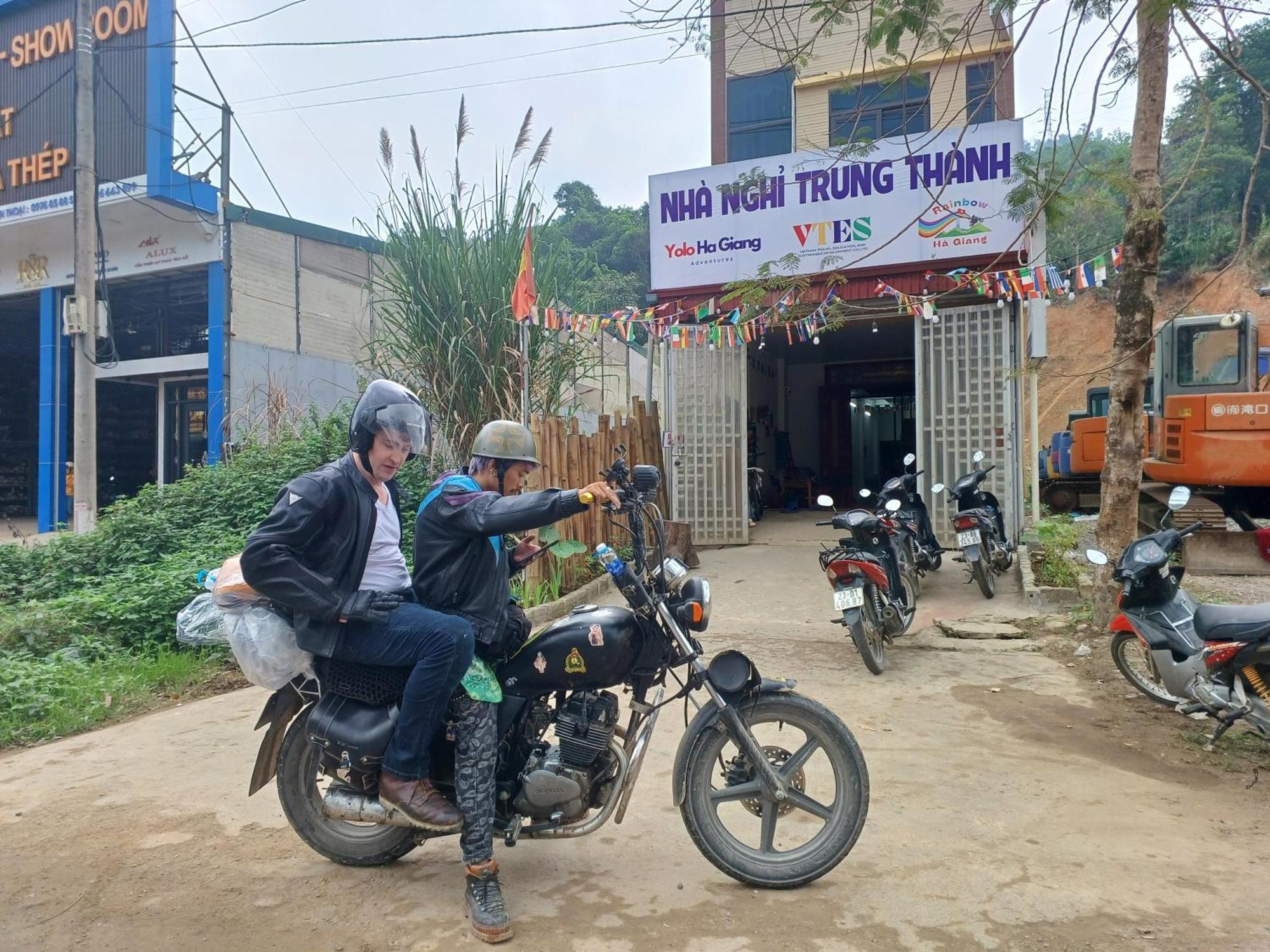 Yolo Ha Giang Adventures, Motorbike And Loop Tours Hotel Exterior foto